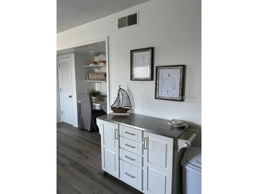 Beautifully updated, fully furnished 2-bedroom, 2-bath end-unit - photo 8