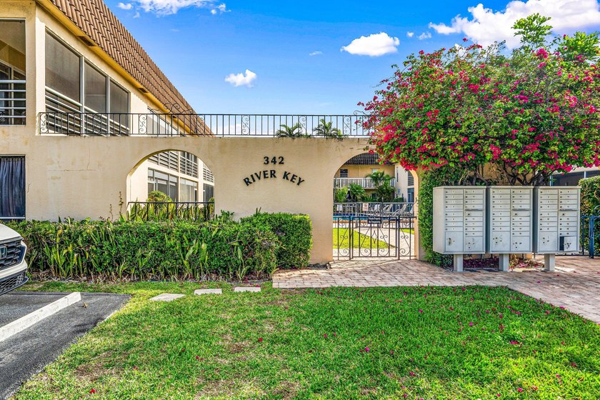 Beautifully updated waterfront 1-bedroom, 1-bath residence in - photo 2