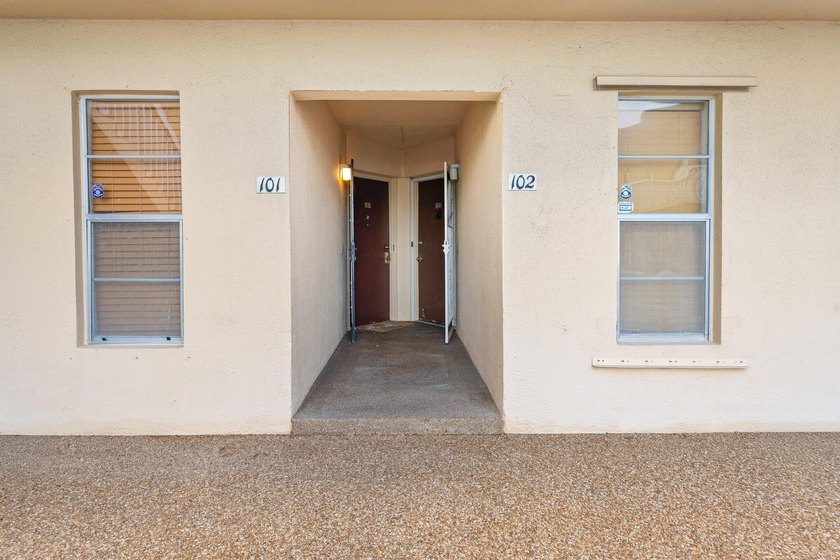 Beautifully updated waterfront 1-bedroom, 1-bath residence in - photo 3