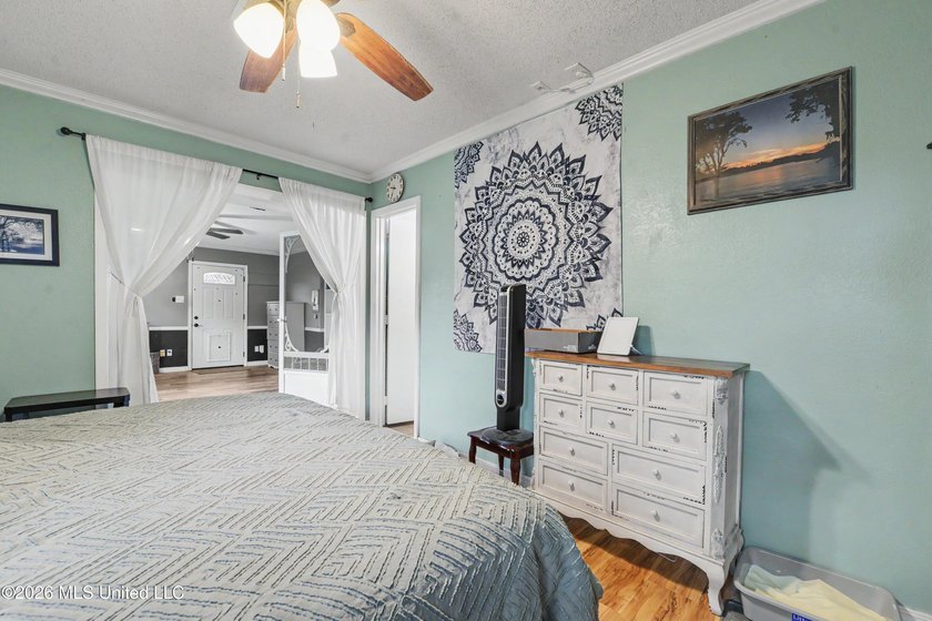 Welcome HOME ! This beautifully updated 3-bedroom, 2-bathroom - photo 12