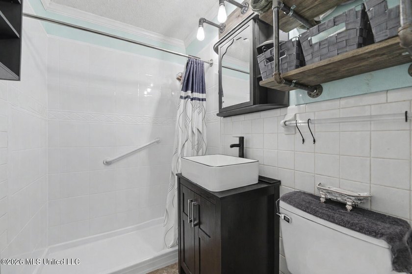 Welcome HOME ! This beautifully updated 3-bedroom, 2-bathroom - photo 13