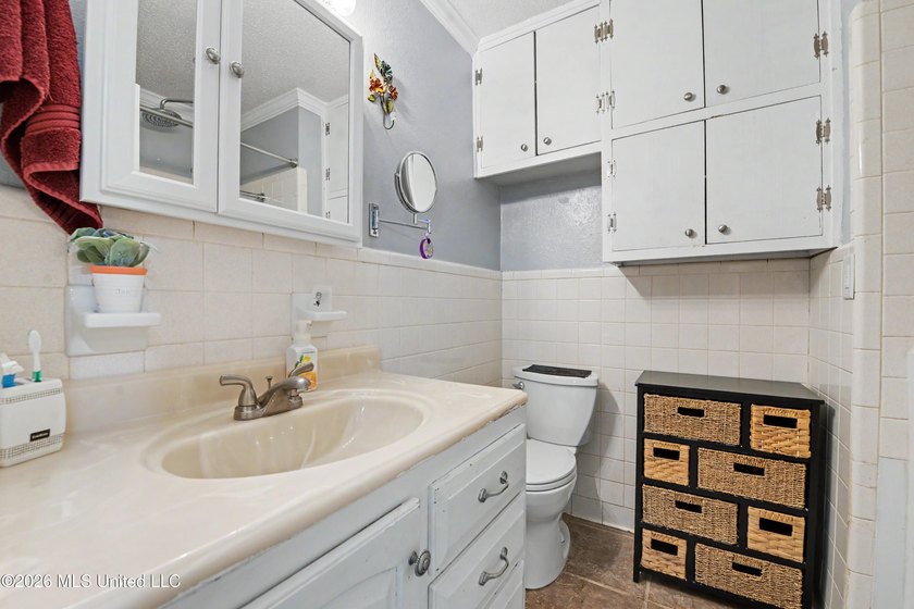Welcome HOME ! This beautifully updated 3-bedroom, 2-bathroom - photo 18