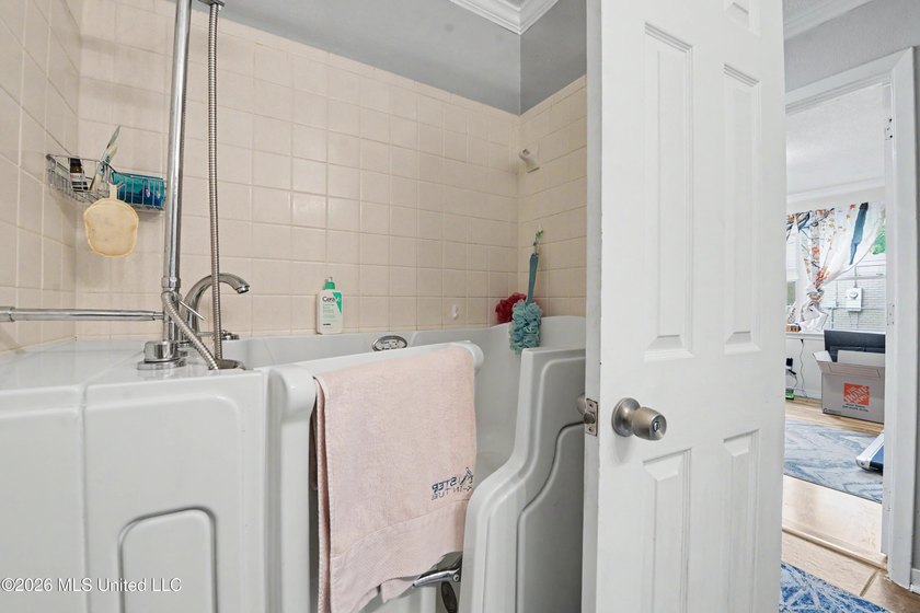 Welcome HOME ! This beautifully updated 3-bedroom, 2-bathroom - photo 19