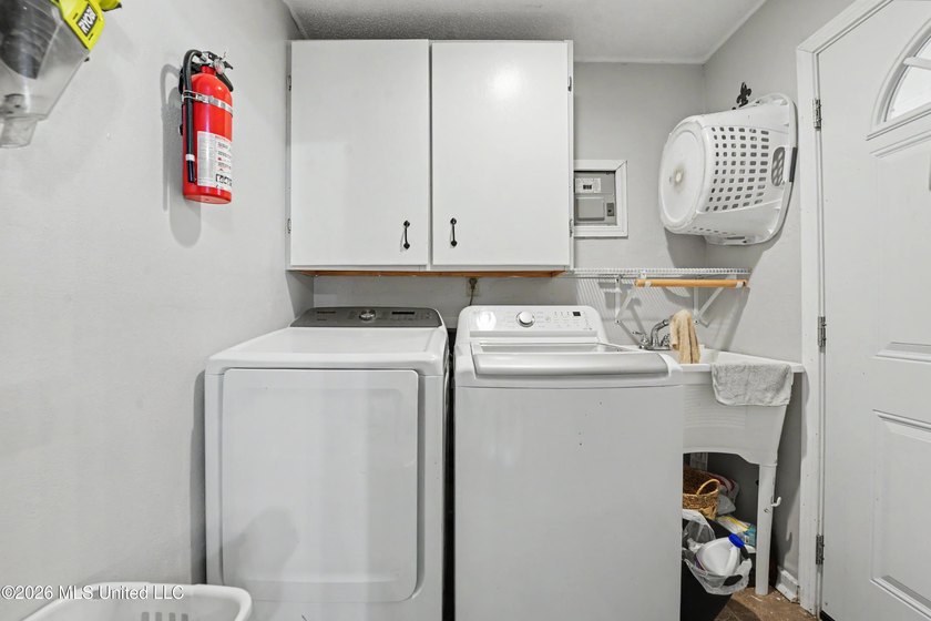 Welcome HOME ! This beautifully updated 3-bedroom, 2-bathroom - photo 20