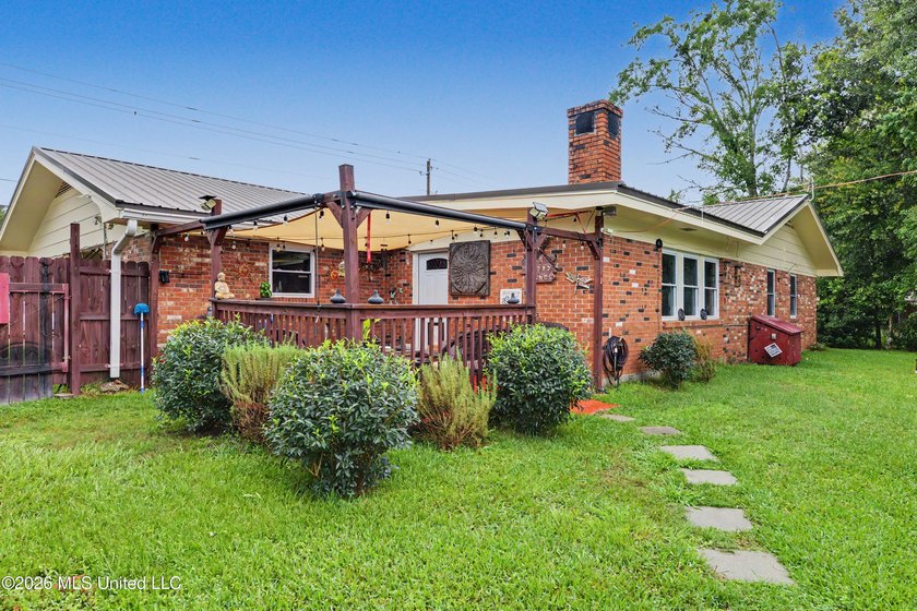 Welcome HOME ! This beautifully updated 3-bedroom, 2-bathroom - photo 22