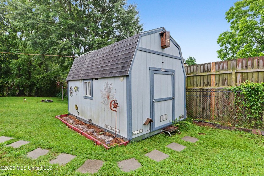 Welcome HOME ! This beautifully updated 3-bedroom, 2-bathroom - photo 24