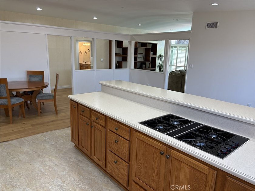 Beautiful 4 bedrooms and 3 bathrooms home in a very desirable - photo 7