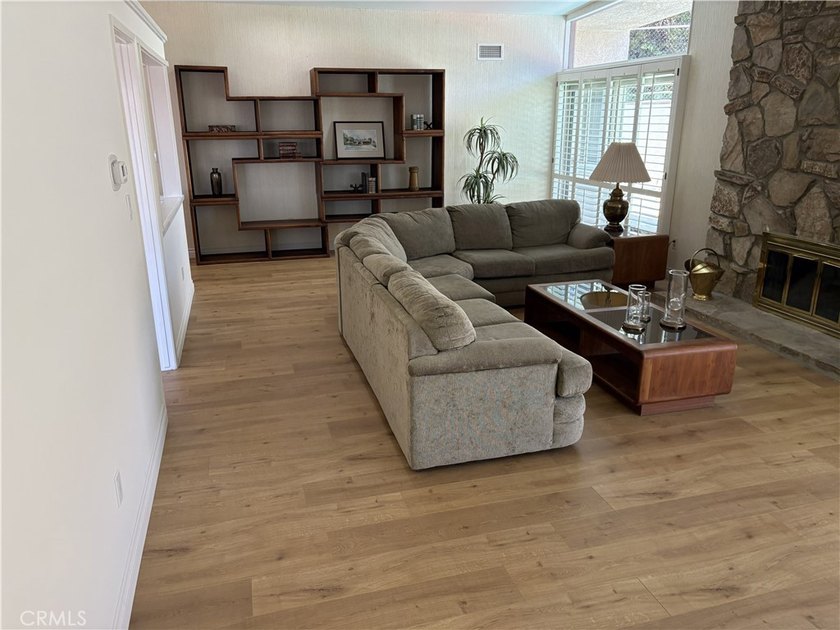 Beautiful 4 bedrooms and 3 bathrooms home in a very desirable - photo 9