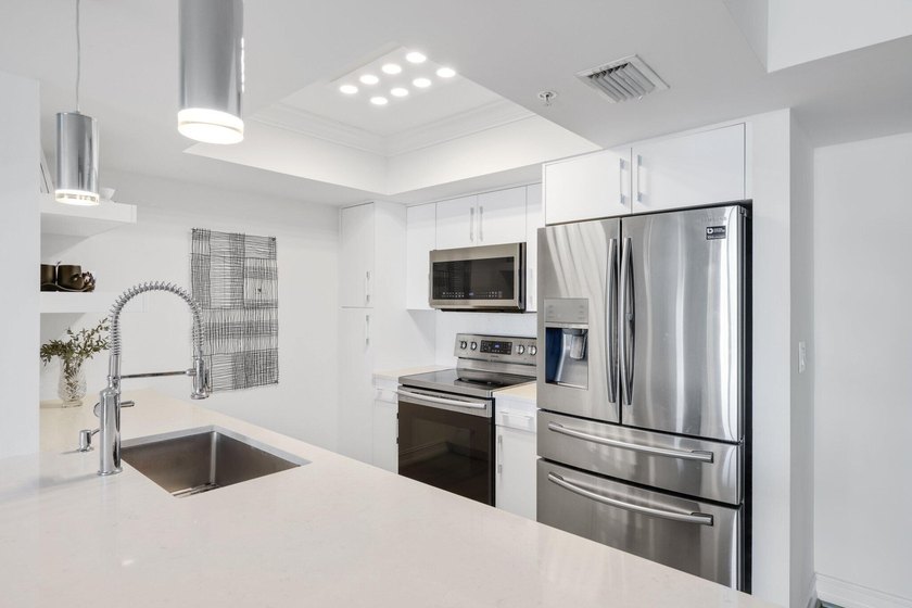 Welcome to Unit 609 at Palmetto Place, a beautifully maintained - photo 4