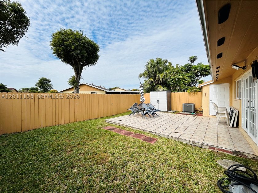 Welcome to this beautiful townhouse with 3 bedrooms and 2 - photo 28