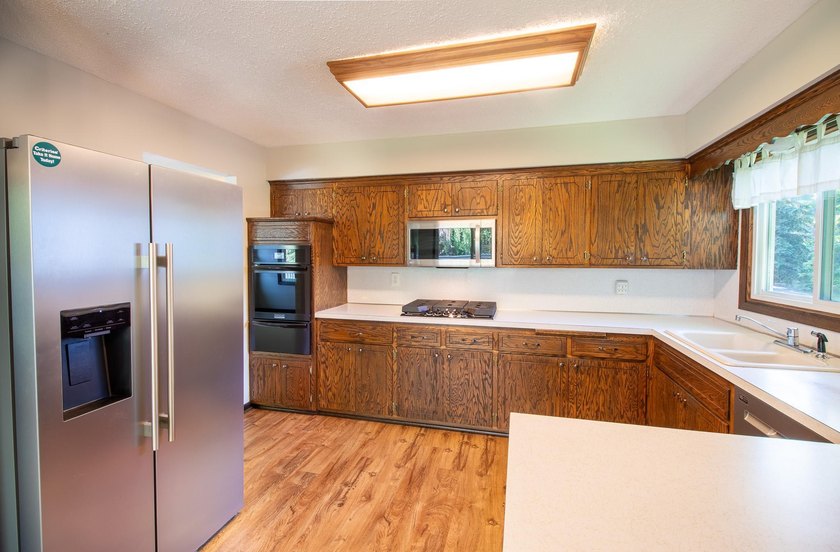 Welcome to this west-facing, move-in-ready split-entry home - photo 6