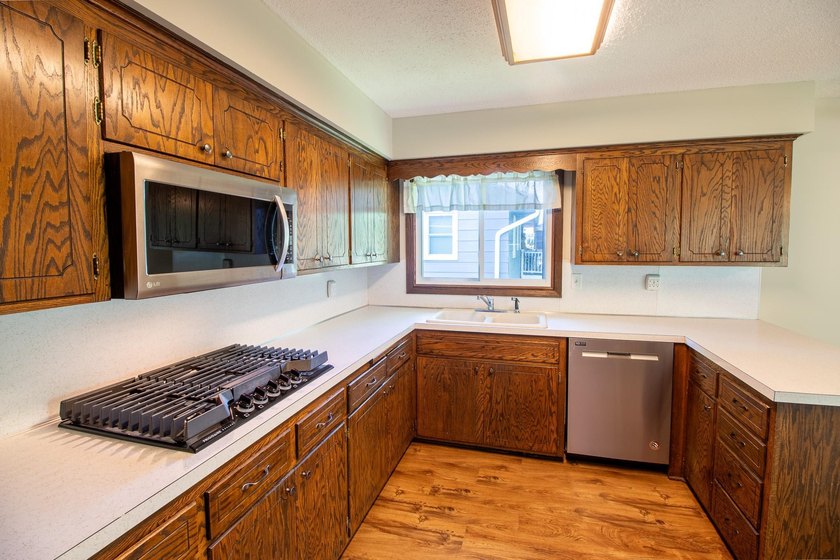 Welcome to this west-facing, move-in-ready split-entry home - photo 7