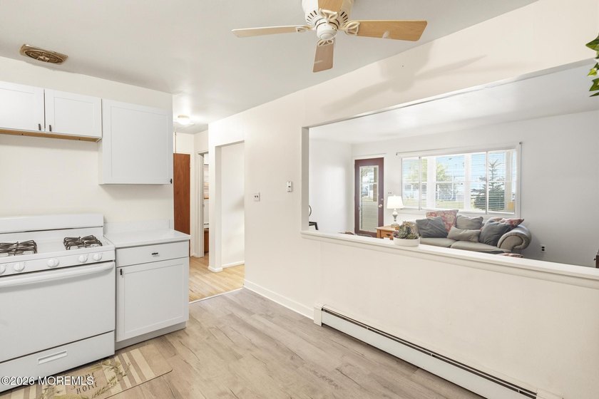 Charming 2-bedroom, 1-bath home in the Cedar Glen community! - photo 4
