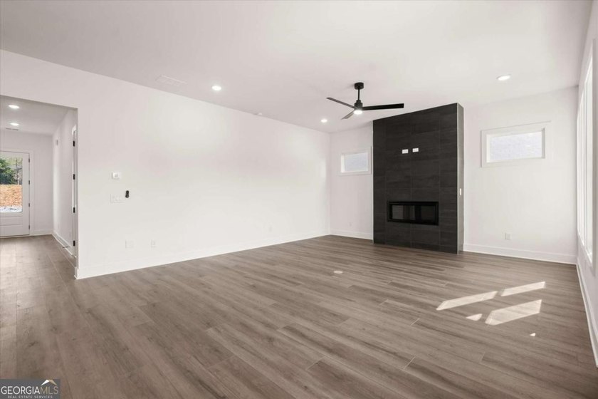 The Emery Contemporary offers luxury, flexibility, and - photo 5