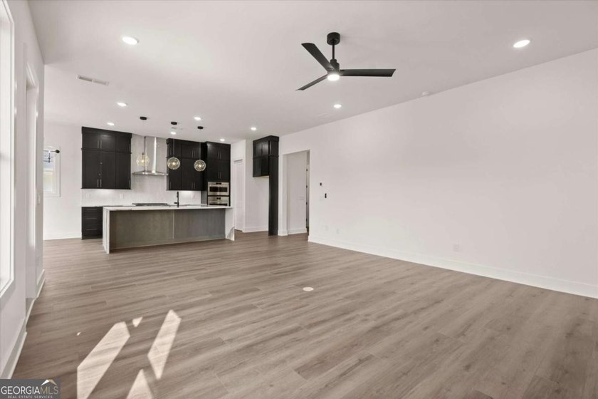 The Emery Contemporary offers luxury, flexibility, and - photo 8