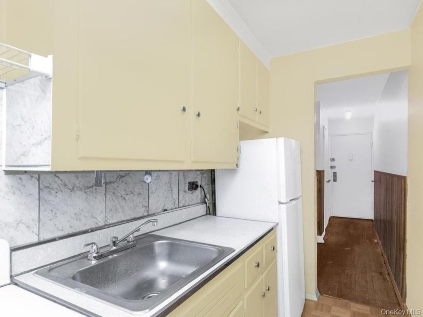 Bring your vision and creativity to this charming studio located - photo 4