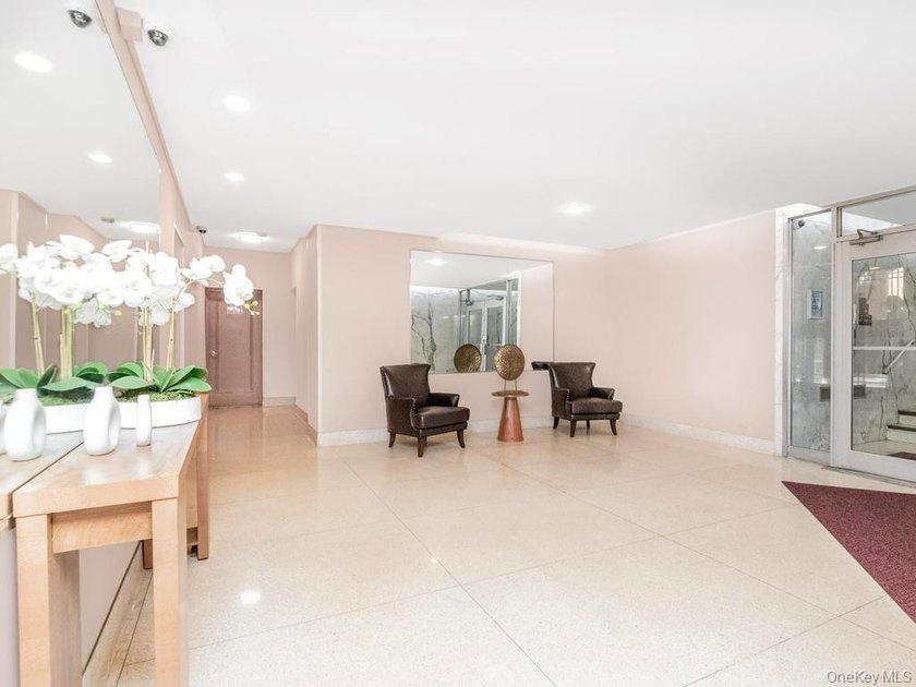 Bring your vision and creativity to this charming studio located - photo 8