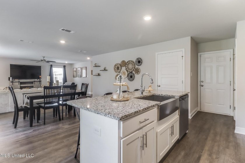 Welcome to the Flora floorplan, a thoughtfully designed - photo 11