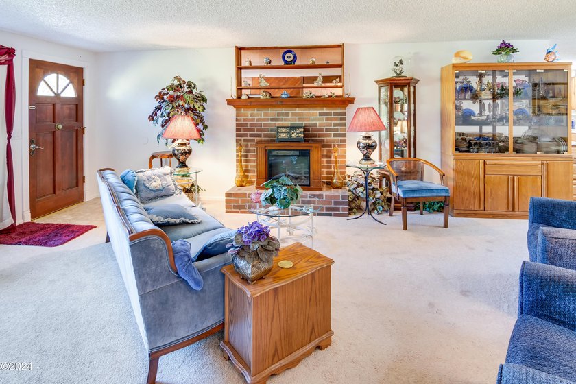 Nice one level coastal home updated in 2012 and additional - photo 12