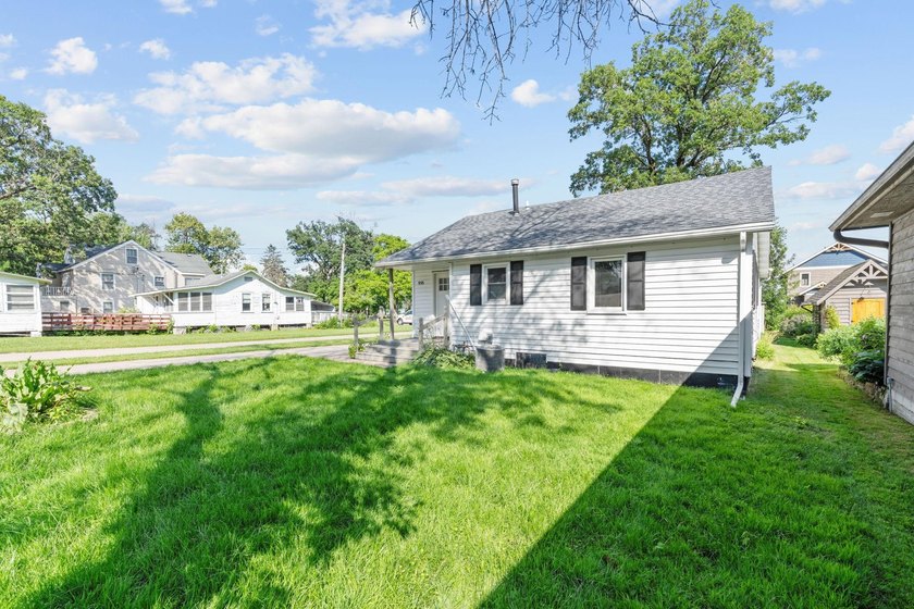 Beautifully rehabbed 3-bedroom, 1-bath home with a detached - photo 3