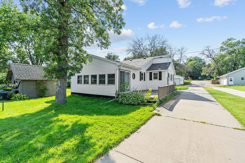 Beautifully rehabbed 3-bedroom, 1-bath home with a detached - photo 6