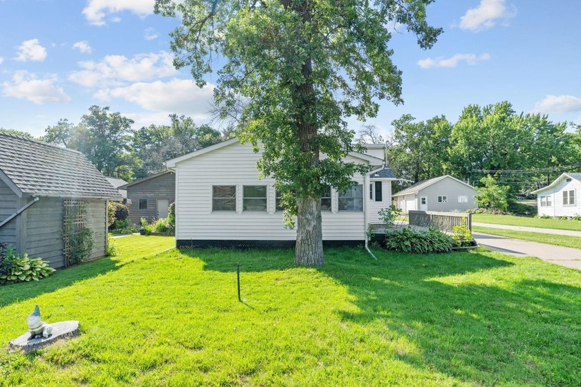Beautifully rehabbed 3-bedroom, 1-bath home with a detached - photo 7