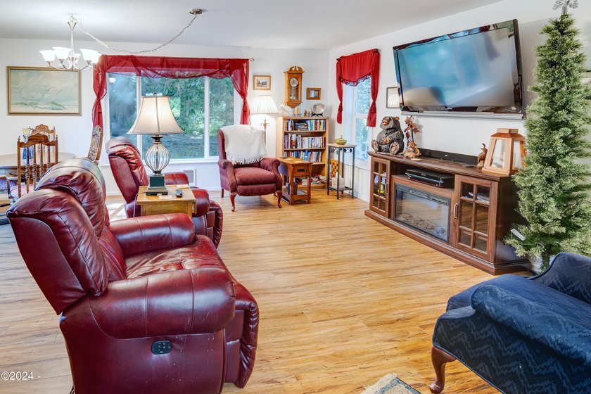 Nice one level coastal home updated in 2012 and additional - photo 18
