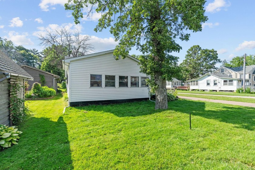Beautifully rehabbed 3-bedroom, 1-bath home with a detached - photo 8