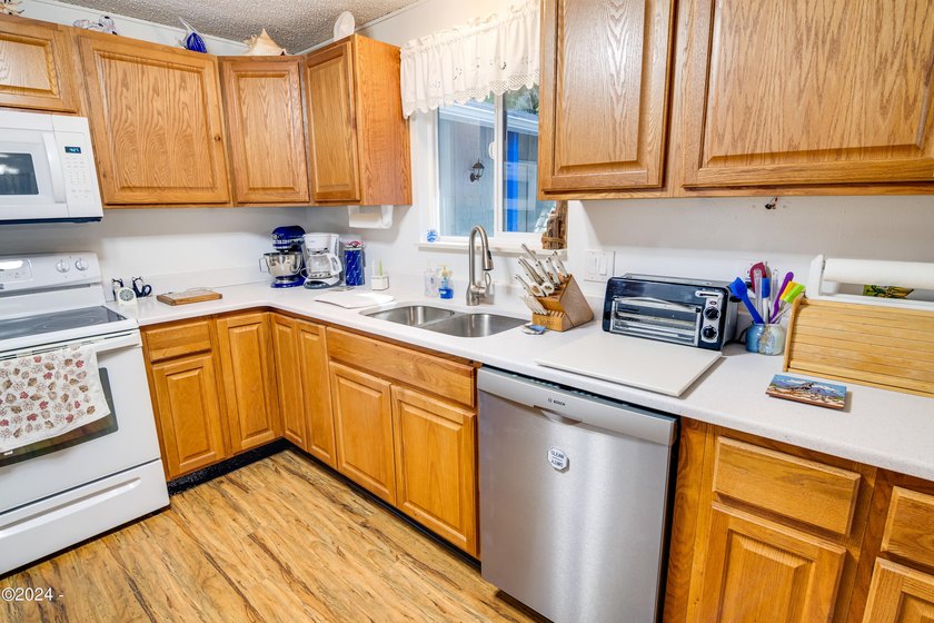 Nice one level coastal home updated in 2012 and additional - photo 29