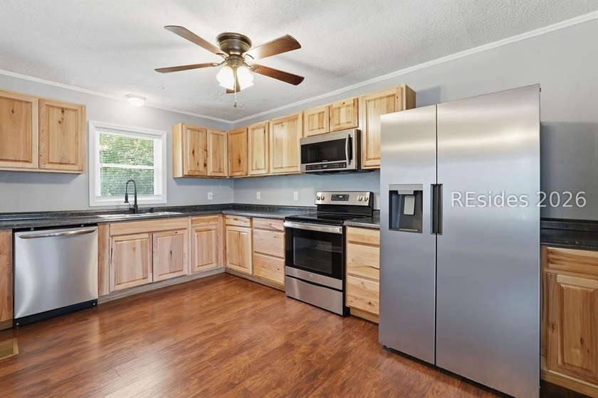 This 1,220-square-foot home in Beaufort offers a rare - photo 13
