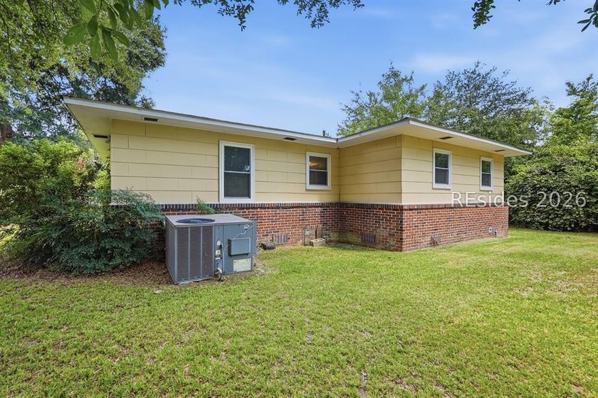 This 1,220-square-foot home in Beaufort offers a rare - photo 21