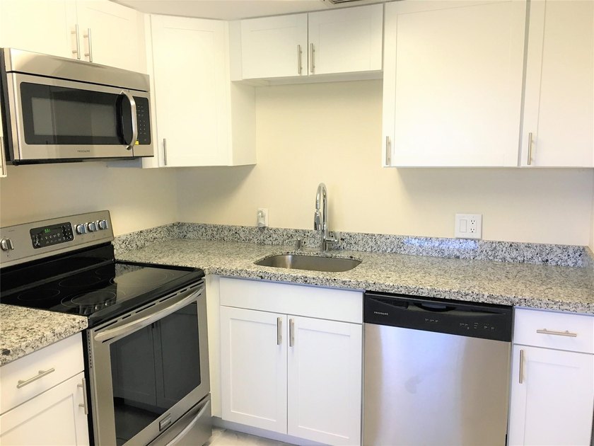 GREAT INVESTMENT! RENTED TO A LONG TERM TENANT. GET INCOME ON - photo 3