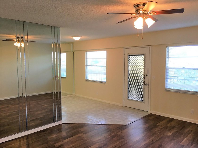 GREAT INVESTMENT! RENTED TO A LONG TERM TENANT. GET INCOME ON - photo 7