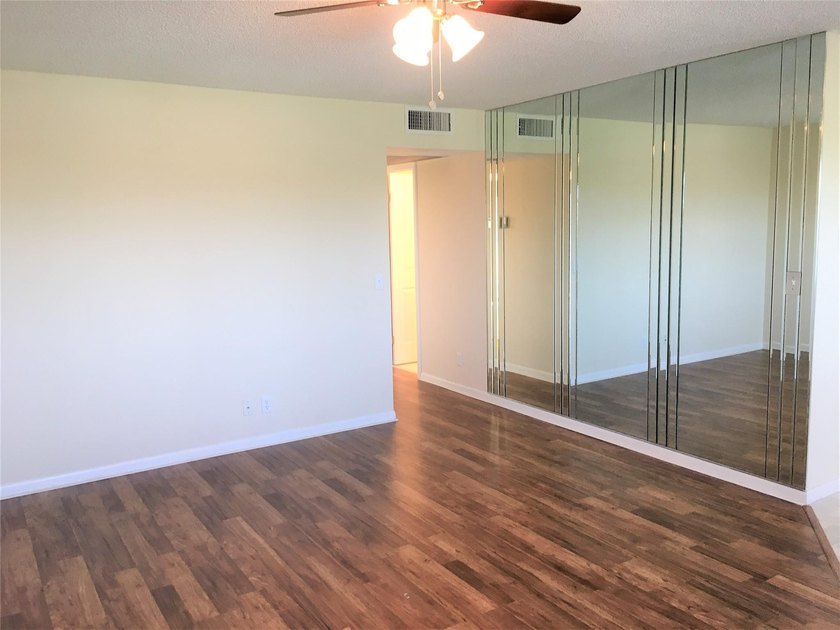 GREAT INVESTMENT! RENTED TO A LONG TERM TENANT. GET INCOME ON - photo 10
