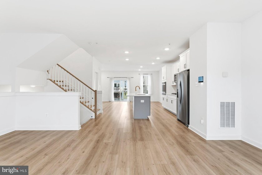 AGENTS - PLEASE VIEW AGENT REMARKS IN BRIGHT MLS. Spacious - photo 4