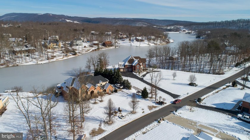Private residential lake community sitting on 500 wooded acres - photo 6