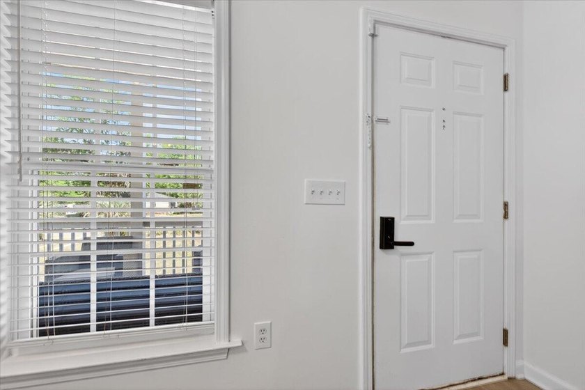Welcome to this beautifully updated 3 bed/3-full-bath Charleston - photo 8
