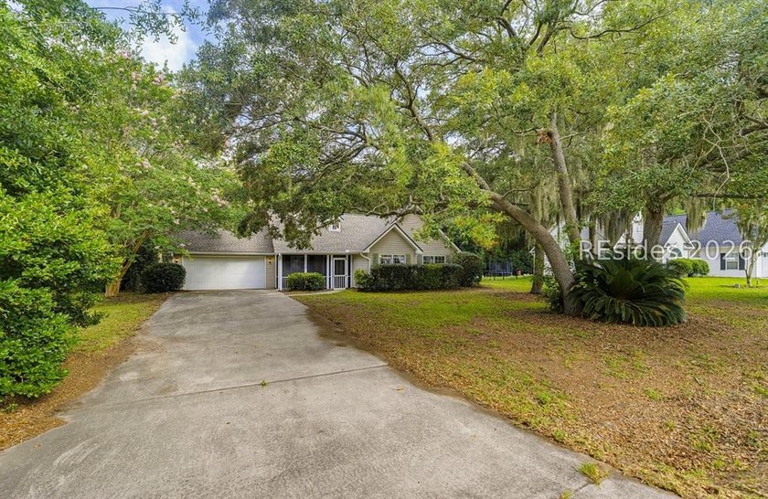 Set on a quiet street, 27 Telfair Drive offers a rare chance to - photo 2