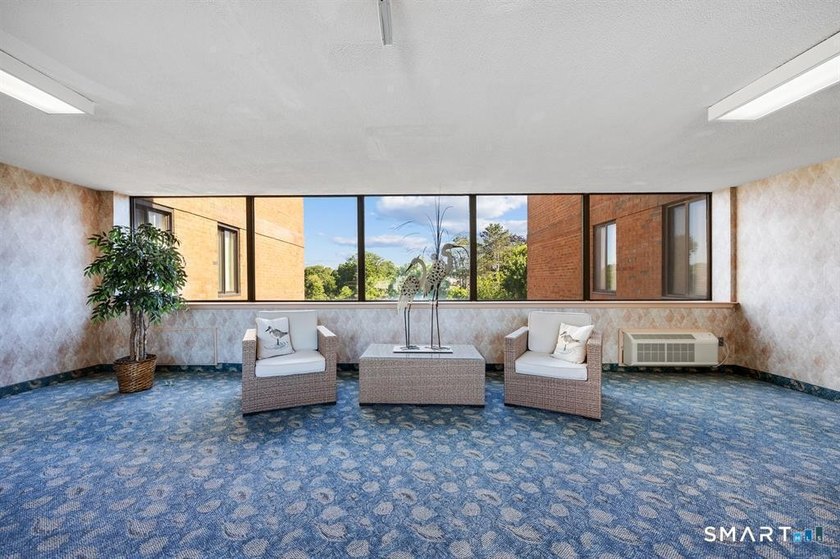 This delightful top (4th) floor, 1,100+/- sqft, 1-bedroom - photo 13