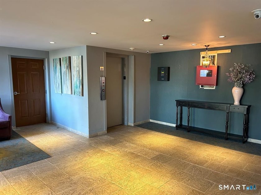 This delightful top (4th) floor, 1,100+/- sqft, 1-bedroom - photo 14
