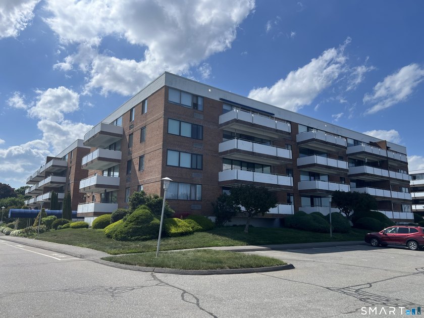 This delightful top (4th) floor, 1,100+/- sqft, 1-bedroom - photo 18