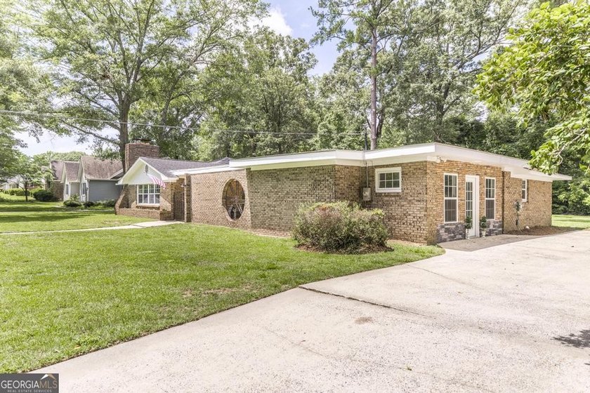 Some homes simply make life easier, and 113 Shadow Lane is one - photo 2