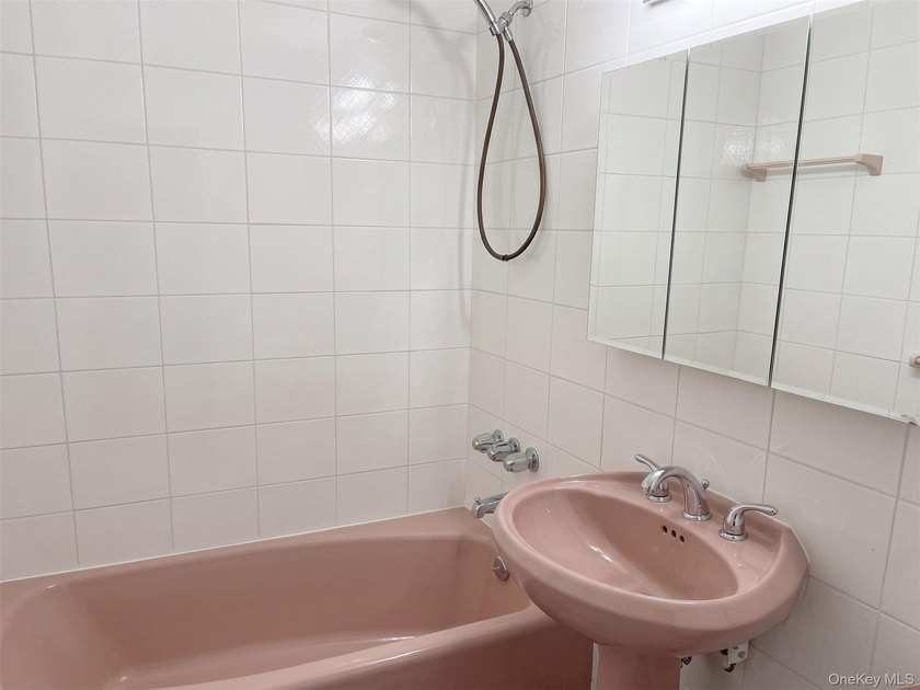 Welcome to The Douglaston Townhouse! This renovated and updated - photo 12