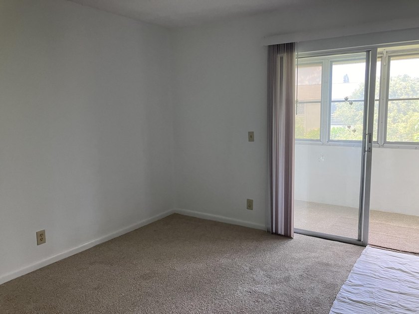 1 Bedroom, 1 Bath, 2nd floor unit. Great refreshed unit, brand - photo 12
