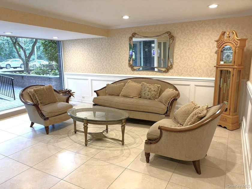 Welcome to The Douglaston Townhouse! This renovated and updated - photo 14