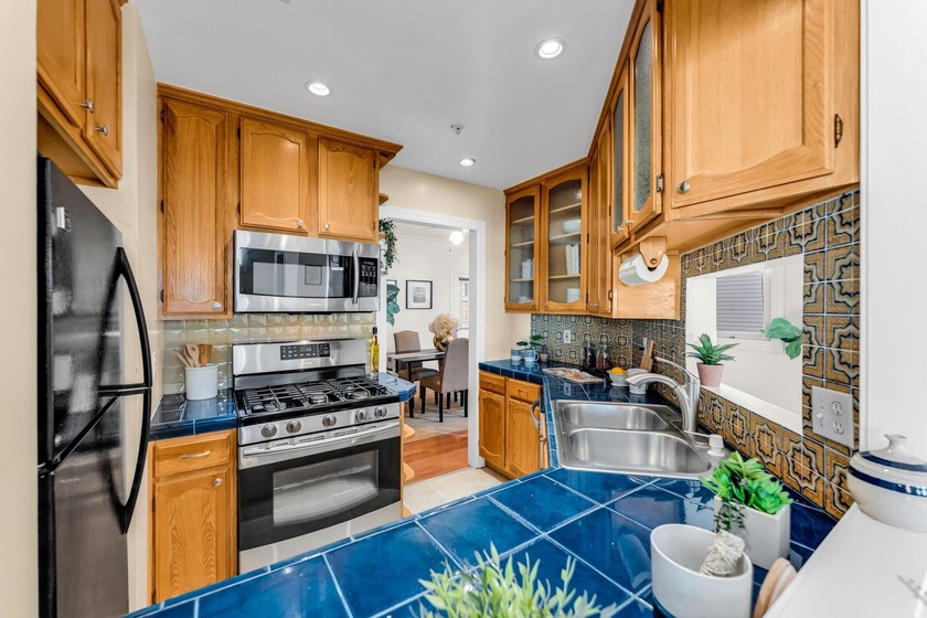 Fresh Price! Introducing an Uptown flat in a boutique 6-unit - photo 17