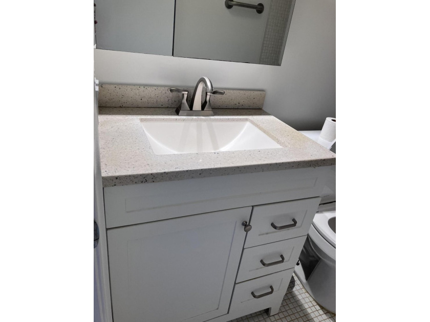 1 Bedroom, 1 Bath, 2nd floor unit. Great refreshed unit, brand - photo 17