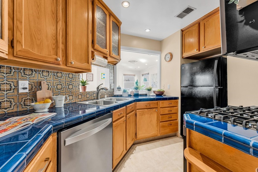 Fresh Price! Introducing an Uptown flat in a boutique 6-unit - photo 18