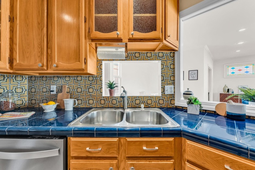Fresh Price! Introducing an Uptown flat in a boutique 6-unit - photo 20