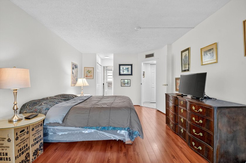 This seller is packed and ready to head up North. Step into this - photo 21